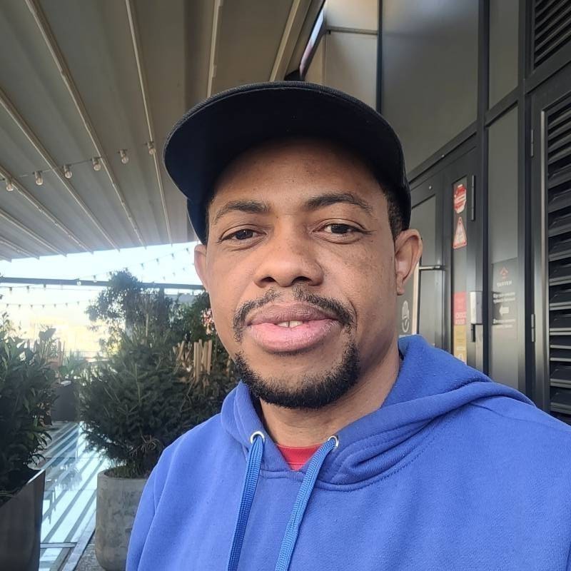 Lucky, 40, Mujikharf