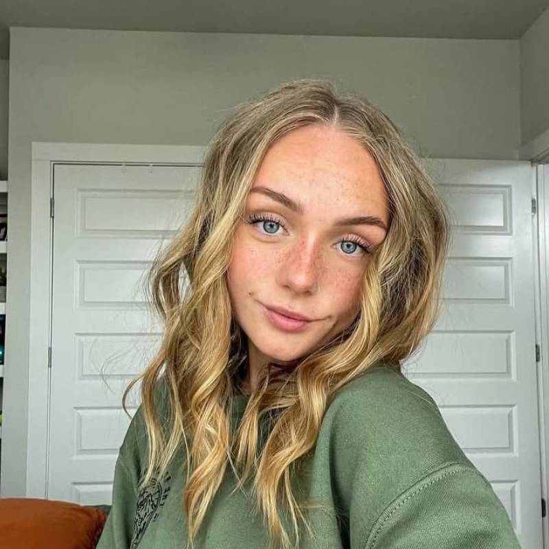 Sarah, 21, Sigaboy