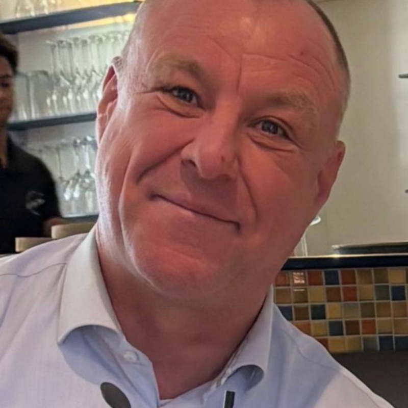 Ikarus, 52, Stroitel