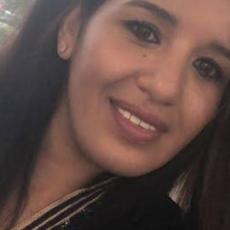 Yas, 42, Laje