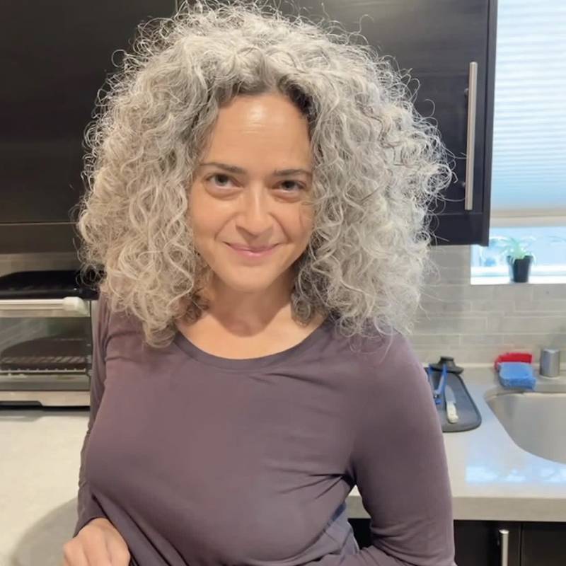 Victoria, 46, Midstream