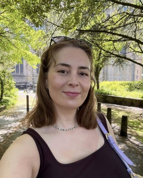 Belinda, 40, Glocester