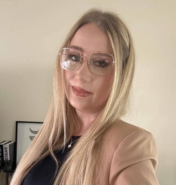 Mia75010 dating